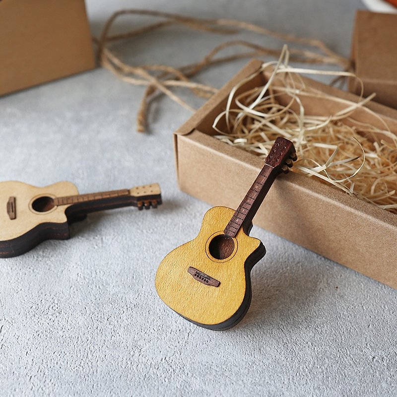 | 客製化刻字+選色 | 仿真民謠吉他吊飾 GA桶 復古黃 鑰匙圈 禮物 - 吊飾 - 木頭 咖啡色