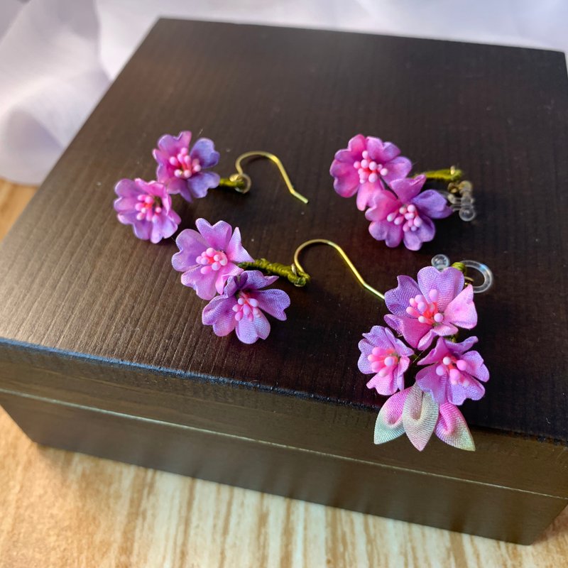 (夜櫻 夜桜) 細工布花 開在耳朵下的櫻花枝 耳環 耳夾 つまみ細工 - 耳環/耳夾/耳骨夾 - 絲．絹 紫色