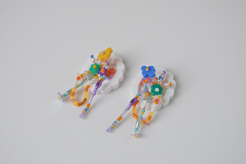 21g birthday gift white frame earrings - big blue and yellow flowers [sep. beads x WU studio] - Earrings & Clip-ons - Acrylic White