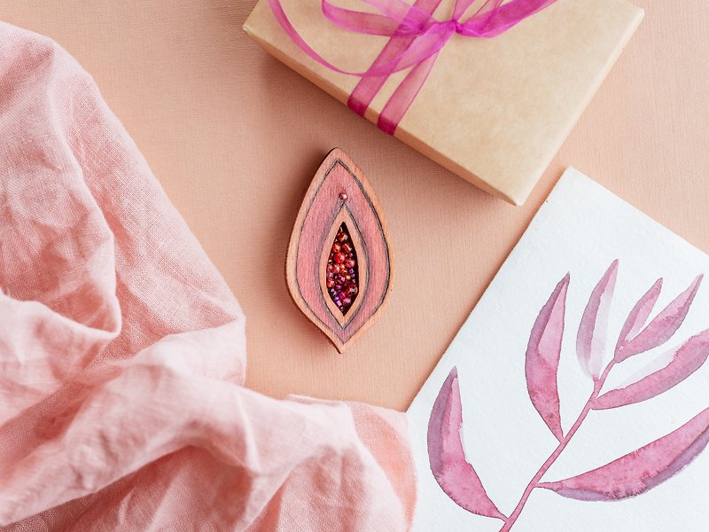 Yoni Handmade Brooch - 手工 禮物 - Feminist Pin - Wood Jewellery - yoni brooch - Brooches - Wood Pink