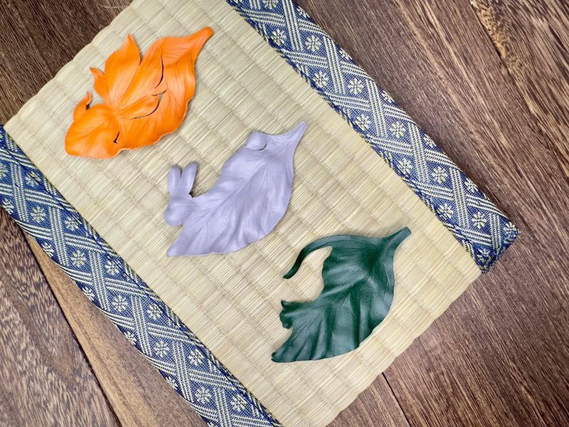 動物造型皮革葉子襟針│別針│胸針【貓/兔子/金魚】 - 胸針 - 真皮 多色