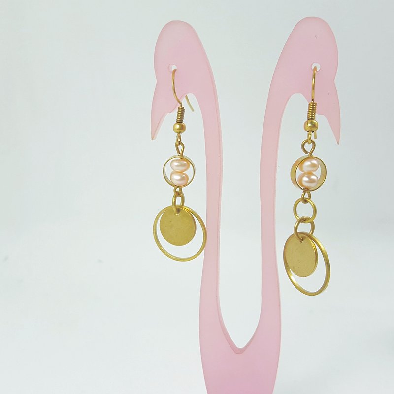 E9 (Knockable)-Pure Copper Freshwater Pearl Earrings (1 Pair) - ต่างหู - โลหะ หลากหลายสี