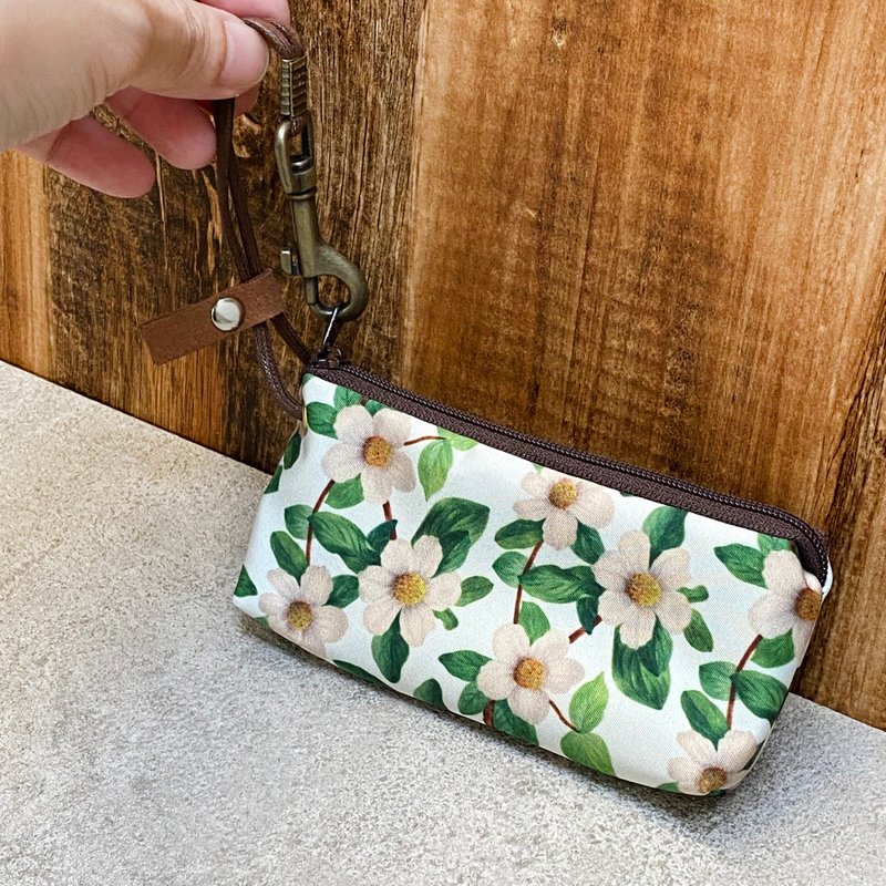 Waterproof zipper key bag (retro flower illustration) produced to order* - ที่ห้อยกุญแจ - วัสดุกันนำ้ ขาว