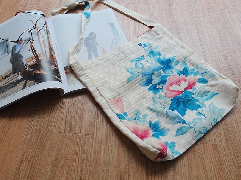 Handmade kimono fabric shoulder bag / 绢 no.24 - Messenger Bags & Sling Bags - Silk Multicolor