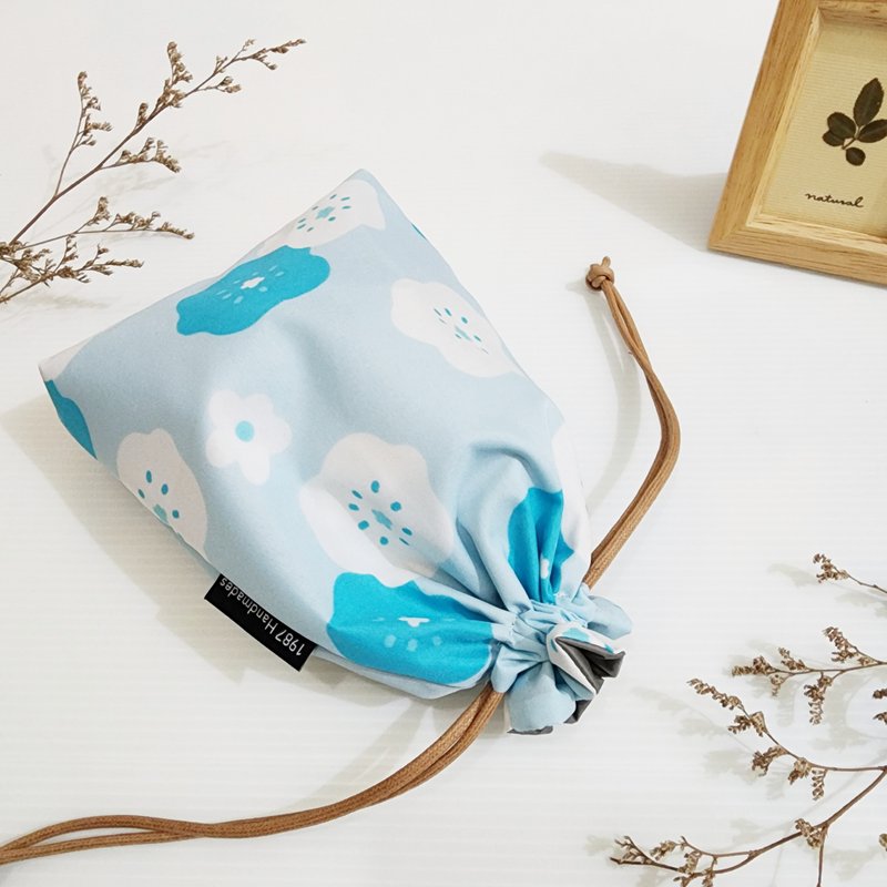 [Hibiscus Flower-Blue] Japanese Girls Must-Haves!!! Drawstring Pocket Storage Bag Cosmetic Bag Christmas Exchange Gift - Toiletry Bags & Pouches - Cotton & Hemp Blue