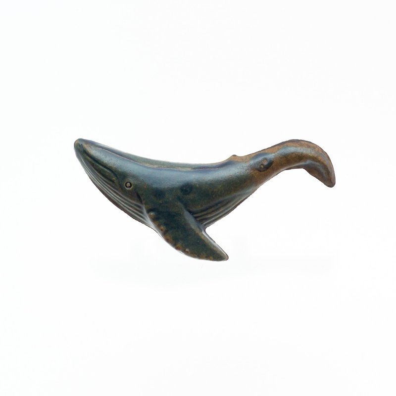陶器ブローチ　クジラ(サビ青) - ブローチ - 陶器 グリーン