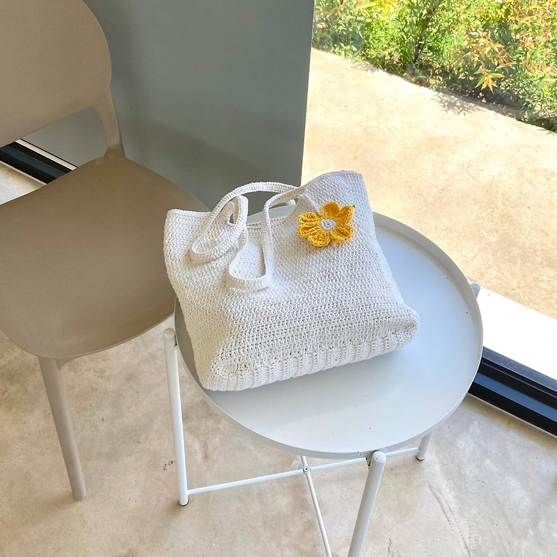 Daisy crochet bag (handmade) - Handbags & Totes - Cotton & Hemp White