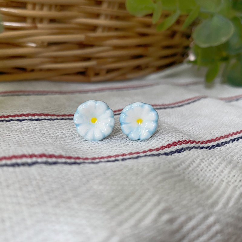 Handmade ceramic earrings with cute flower lover pattern. - 耳環/耳夾/耳骨夾 - 陶 白色