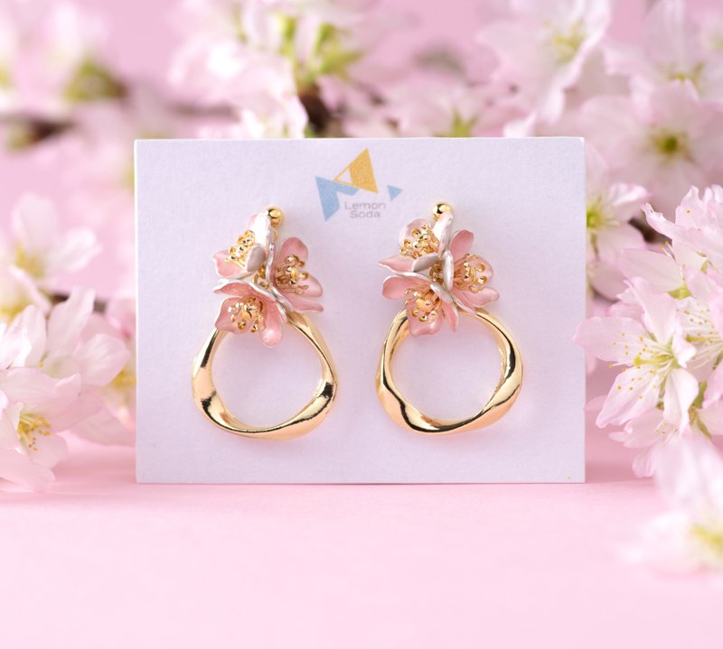 【K14gf】桜の花とツイストリング　ピアス(イヤリング変更可) - 耳環/耳夾/耳骨夾 - 樹脂 粉紅色