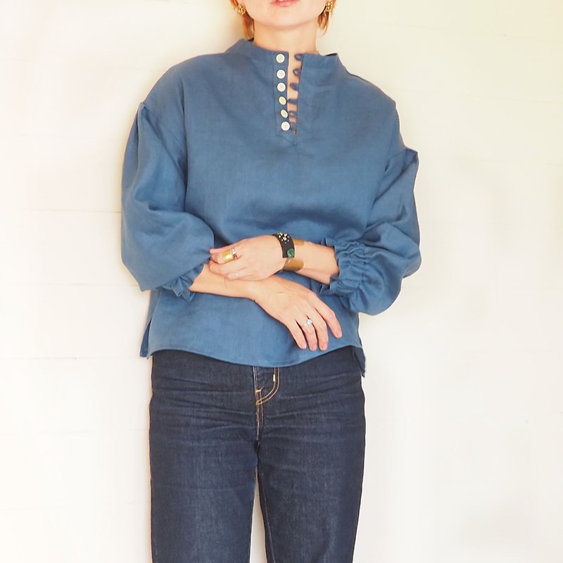Blue high-neck button-down Linen blouse - เสื้อเชิ้ตผู้หญิง - ผ้าฝ้าย/ผ้าลินิน สีน้ำเงิน