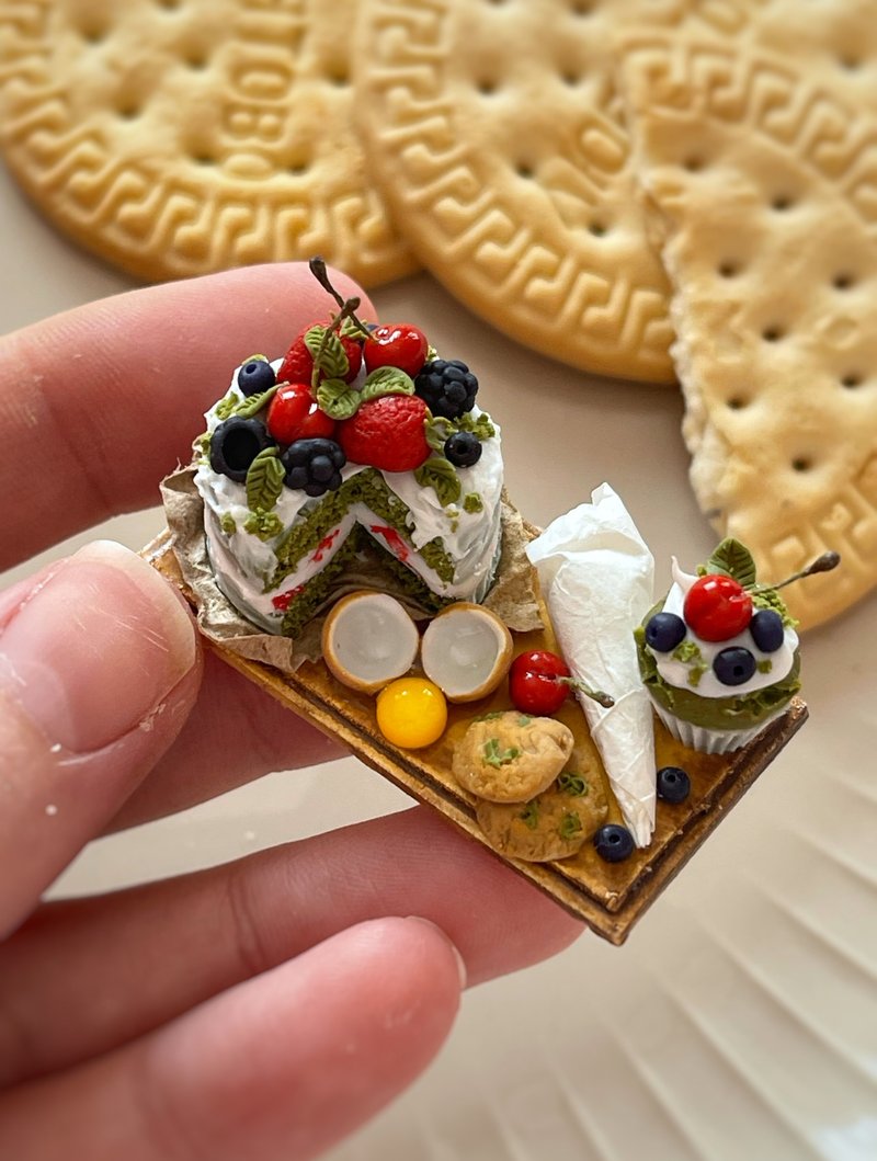 Miniature pistachio pie with berries - 公仔/玩偶 - 其他材質 多色