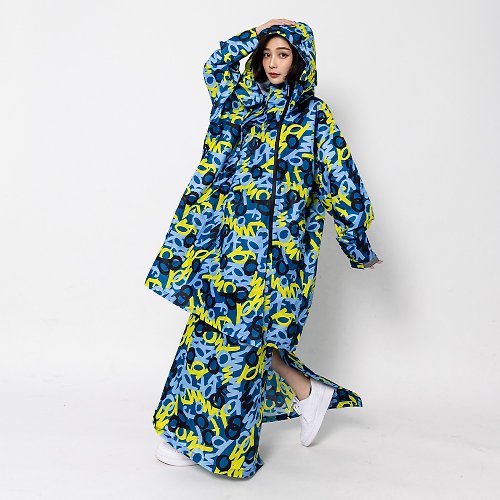 Outperform 奧德蒙雨衣專賣店 【背包款】去去雨水走長版風雨衣-塗鴉迷彩+雨裙-藍底
