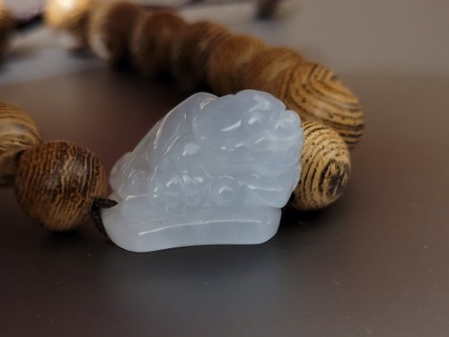螺絲帽帽工作室 【親翠】天然翡翠 冰膠慵懶臥姿美貔貅手牌