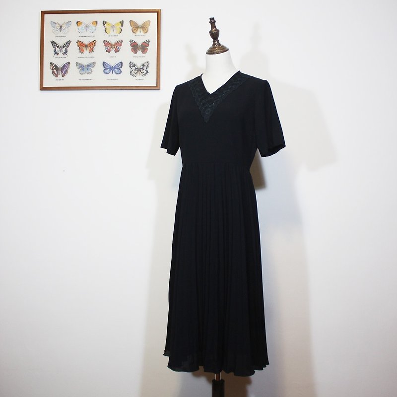 (Vintage日本古著洋裝)黑色精緻蕾絲V領短袖洋裝F3538 - 連身裙 - 其他人造纖維 黑色