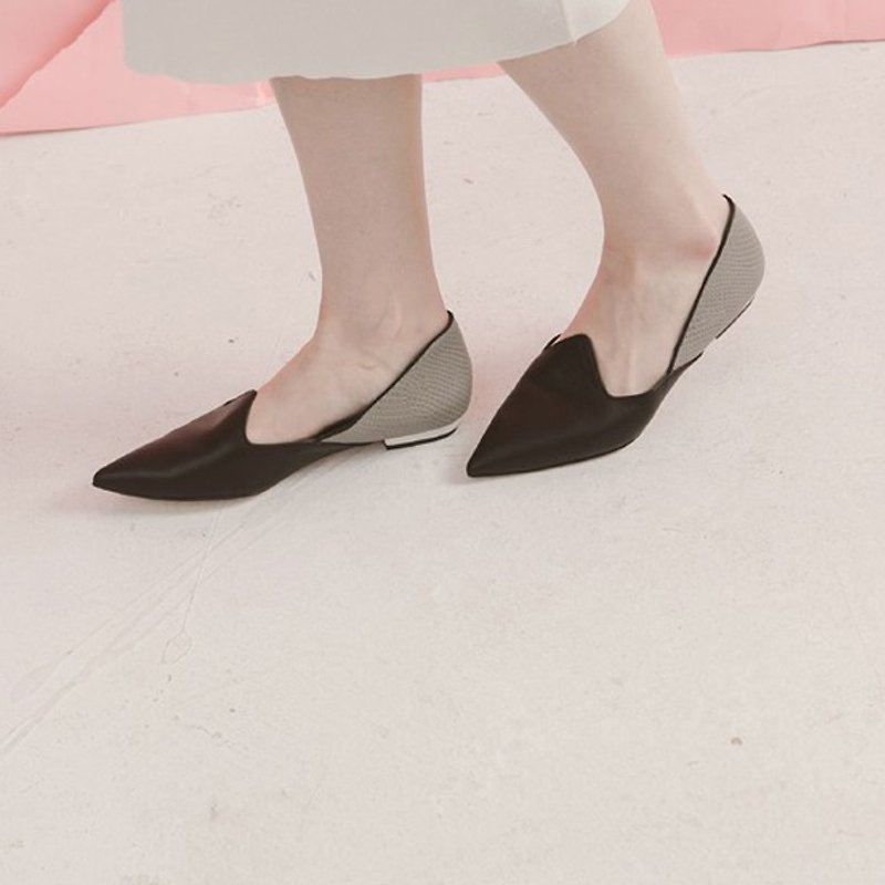 Angled design pointed flat shoes black ash - รองเท้าหนังผู้หญิง - หนังแท้ สีดำ