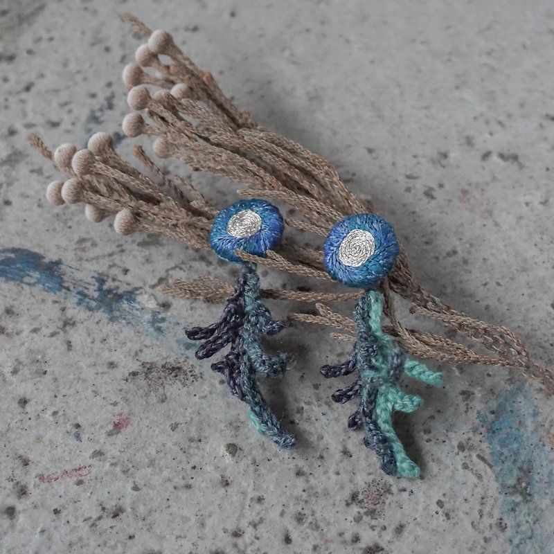 Moonlight leaves embroidery crochet earring - ต่างหู - ผ้าฝ้าย/ผ้าลินิน สีน้ำเงิน
