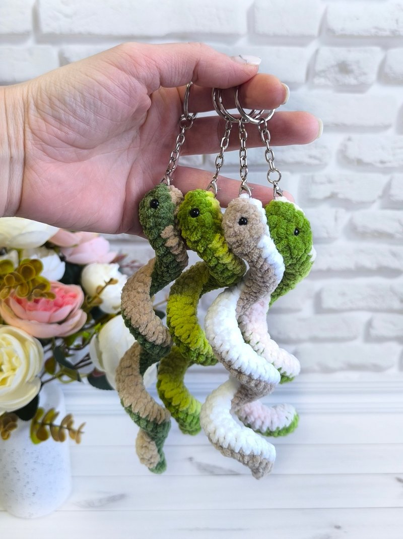 Snake souvenir, small snake, snake keychain - ที่ห้อยกุญแจ - ผ้าฝ้าย/ผ้าลินิน สีเขียว