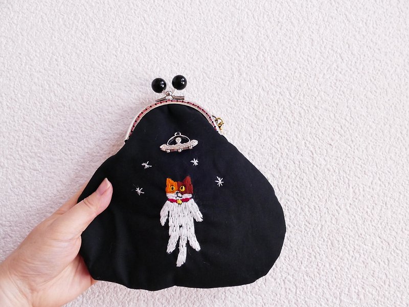 Embroidery catchy cat catfoot cat taken to UFO cat - กระเป๋าเครื่องสำอาง - ผ้าฝ้าย/ผ้าลินิน สีดำ