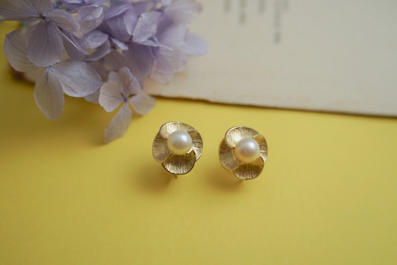美國古董品牌Marvella淡水珍珠金色花朵耳栓式耳夾 - 耳環/耳夾 - 珍珠 金色