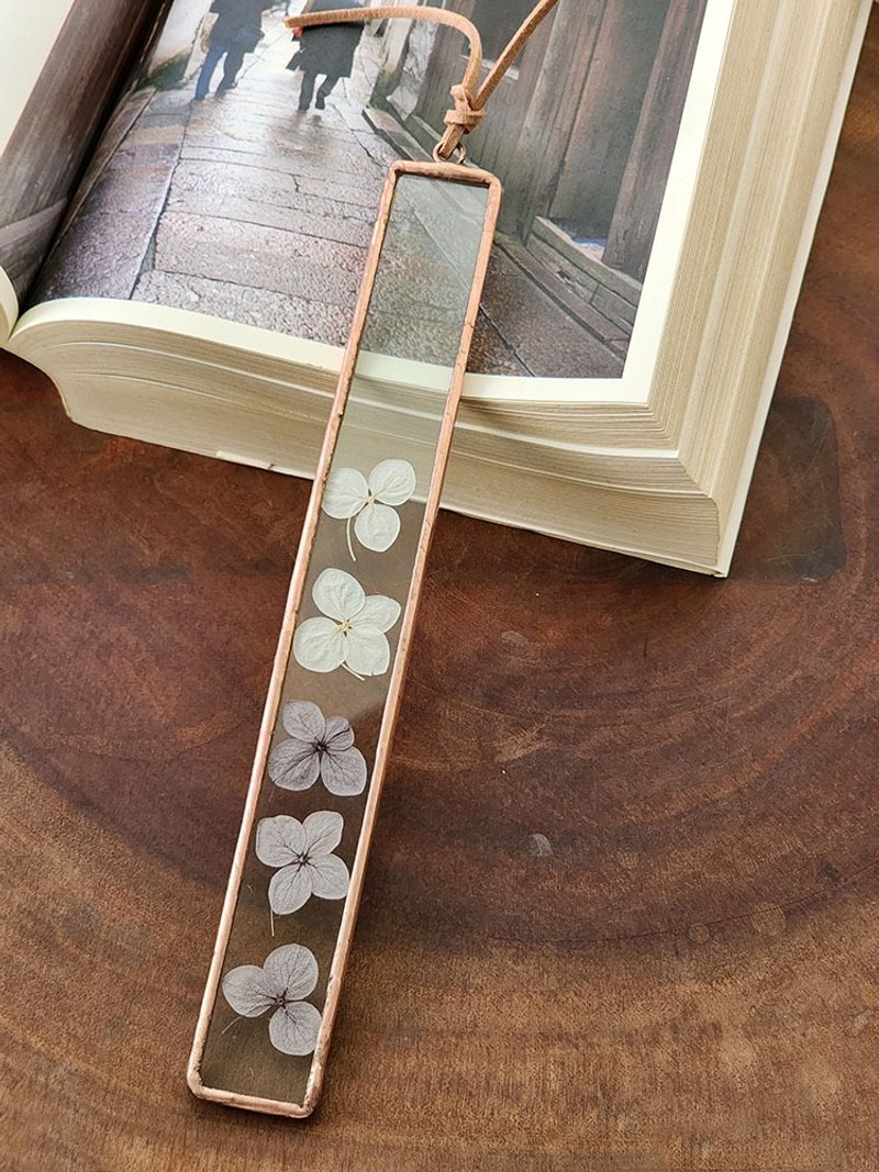植物圖鑑∣冷灰調小葉繡球花∣玻璃鑲崁∣花草標本書籤 - 書籤 - 植物．花 白色