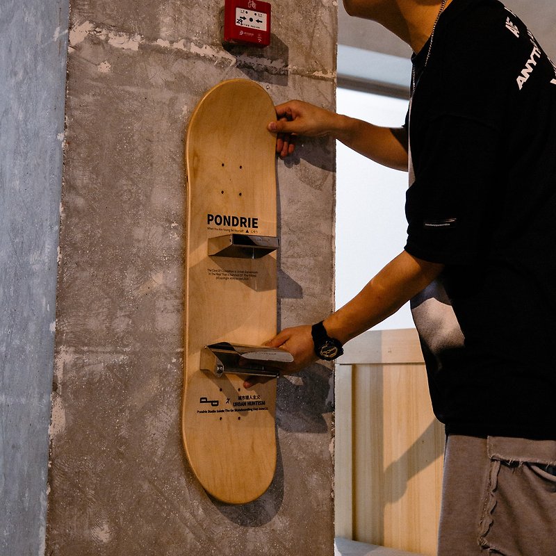 Skateboard rack free perforated bathroom tissue rack / wall storage decoration universal