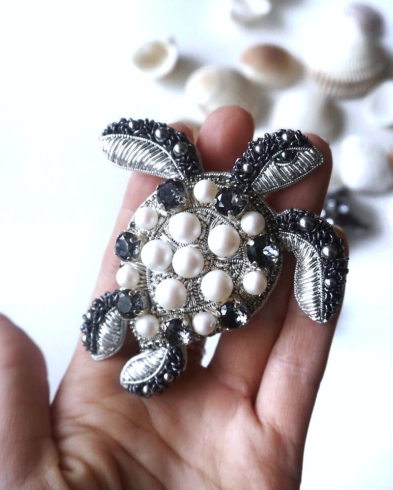 Turtle brooch made of beads and pearls grey handmade - Brooches - Other Materials Gray