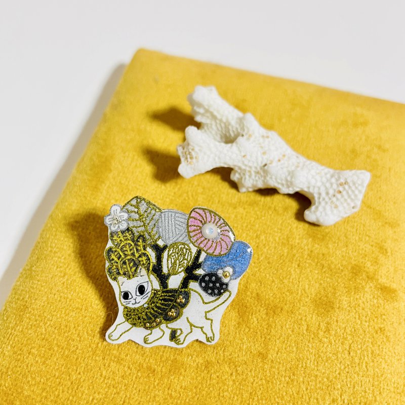 Cat brooch/hand-painted/heat shrinkable film - เข็มกลัด - พลาสติก หลากหลายสี