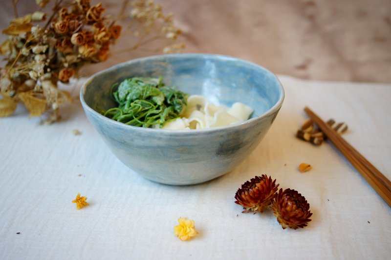 Hand-kneaded powdered indigo dyed Japanese rice bowl Ø14.5 rice bowl noodle bowl rice bowl soup bowl - ถ้วยชาม - ดินเผา สีน้ำเงิน