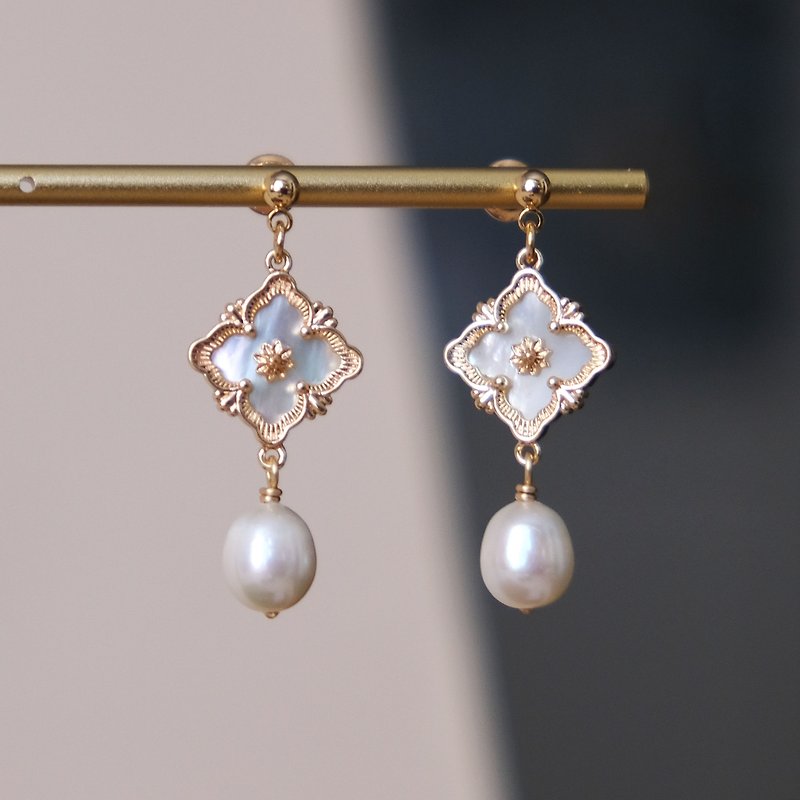 Diamond lace mother-of-pearl freshwater pearl earrings/ Clip-On ALYSSA & JAMES - ต่างหู - ไข่มุก ขาว