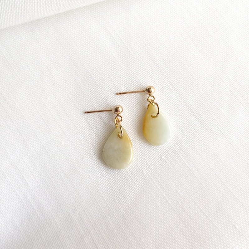 【K14GF】5月誕生石〜天然本翡翠 ペアシェイプ ベージュ色ジェダイト 翡翠ピアス 一点物May Birthstone Jade Earring - 耳環/耳夾/耳骨夾 - 寶石 綠色