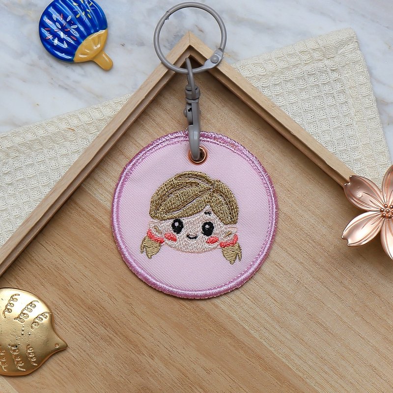 DADADA STUDIO Character Series 7cm Round Embroidered Keychain - Xiaohua - ป้ายสัมภาระ - ไฟเบอร์อื่นๆ สึชมพู