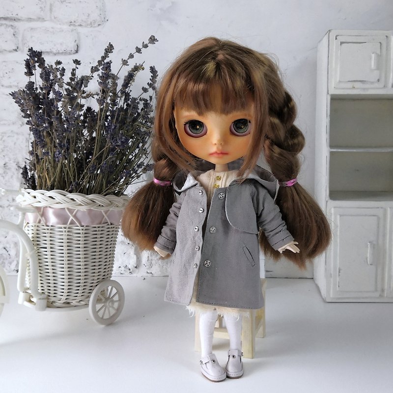 Vintage-style gray coat for Blythe doll handmade. Blythe clothes. - ตุ๊กตา - ผ้าฝ้าย/ผ้าลินิน 