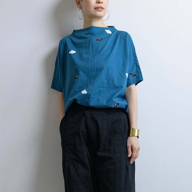 Bottleneck T-blouse [hand-painted camellia] - เสื้อเชิ้ตผู้หญิง - ผ้าฝ้าย/ผ้าลินิน สีเขียว