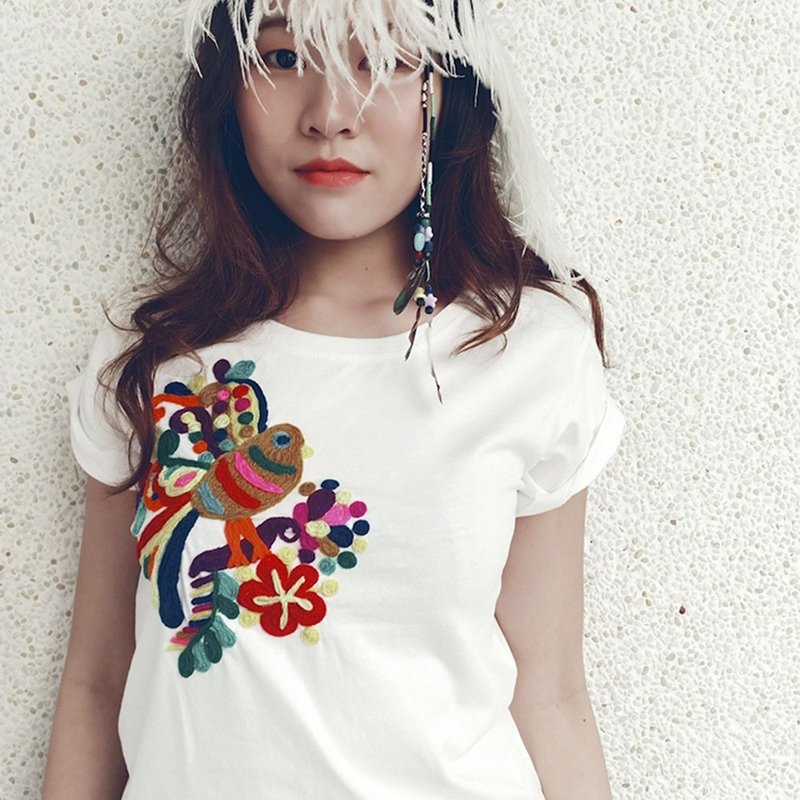 手工刺繡短T恤*飛翔中的彩虹白 - 女 T 恤 - 棉．麻 