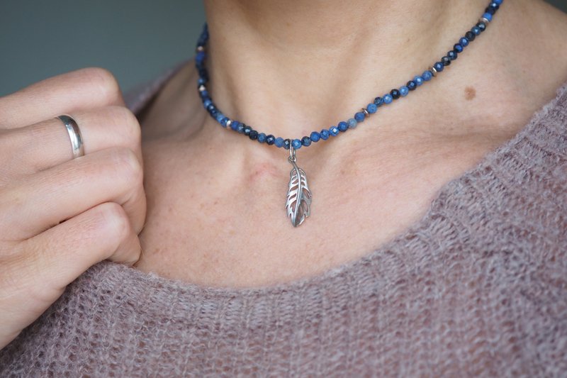 Sodalite choker, 925 Silver, Aquarius gem, stone of wisdom, calmness, feather - 項鍊 - 寶石 藍色