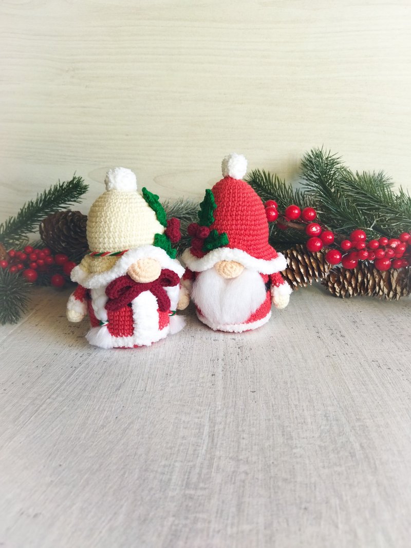 Santa and mrs Claus gnomes. Amigurumi toy cute couple Santa. Xmas gnome decor - ตุ๊กตา - ผ้าฝ้าย/ผ้าลินิน สีแดง