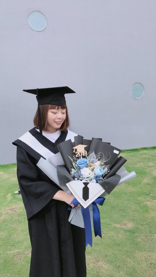 What’s Flora 花吃女孩 永生花專賣 畢業花束 \致男友\永生花花束 學士服包裝 畢業禮物