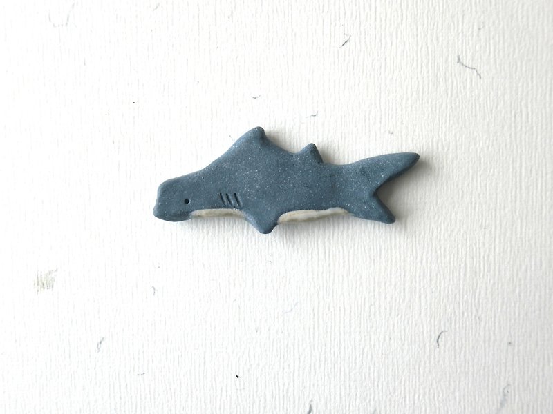 石下 / 海藍色 深藍色 海洋生物 鯊魚 陶瓷扣針 胸針 別針