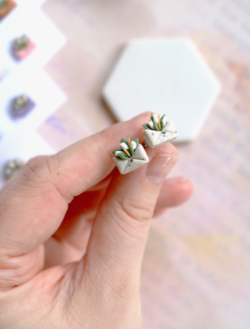 Mini Floral Letters Polymer Clay Stud Earrings - 耳環/耳夾/耳骨夾 - 其他材質 多色