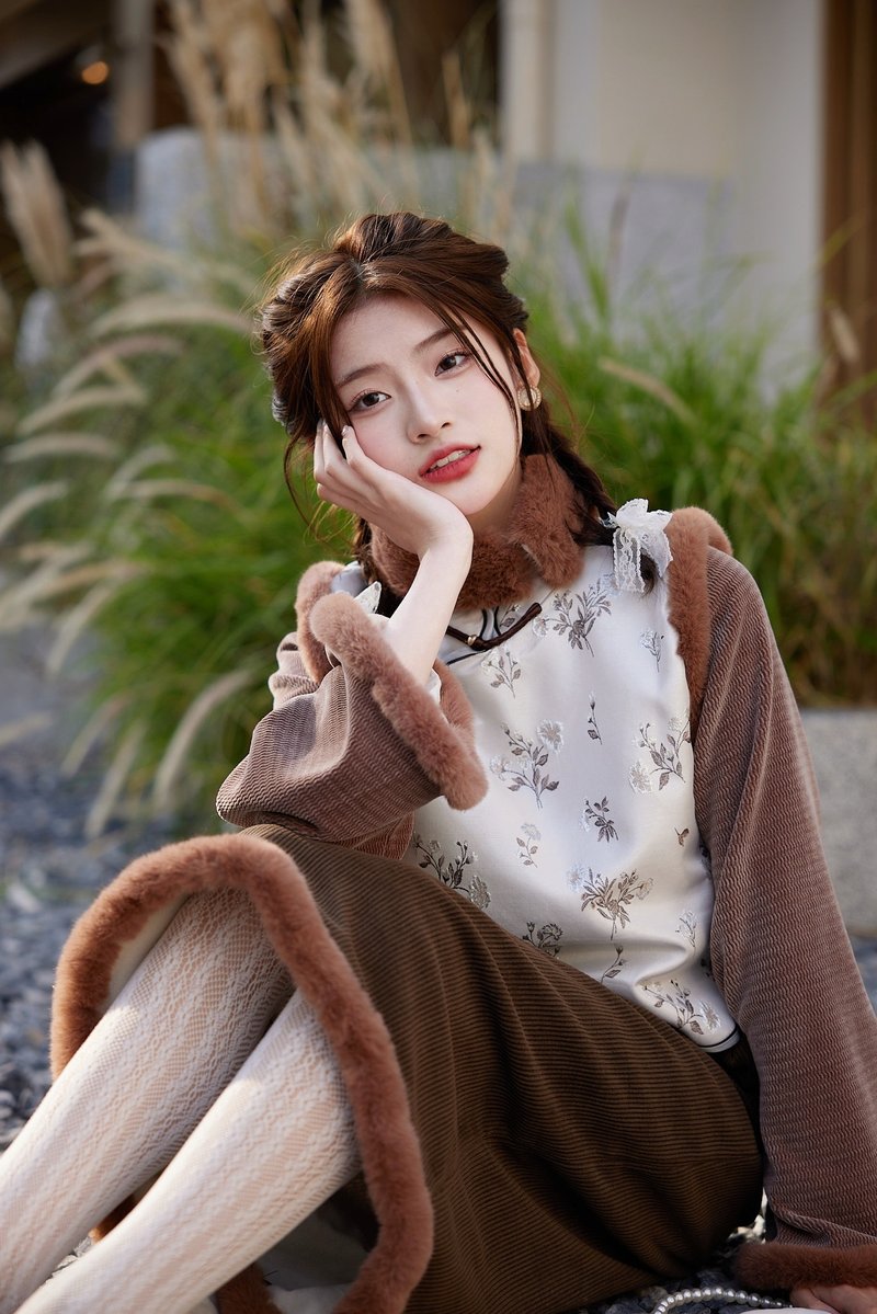 White floral splicing sleeves Chinese style autumn and winter plus fluffy collar top girl jacket Spring Festival New Year's shirt - เสื้อแจ็คเก็ต - เส้นใยสังเคราะห์ ขาว