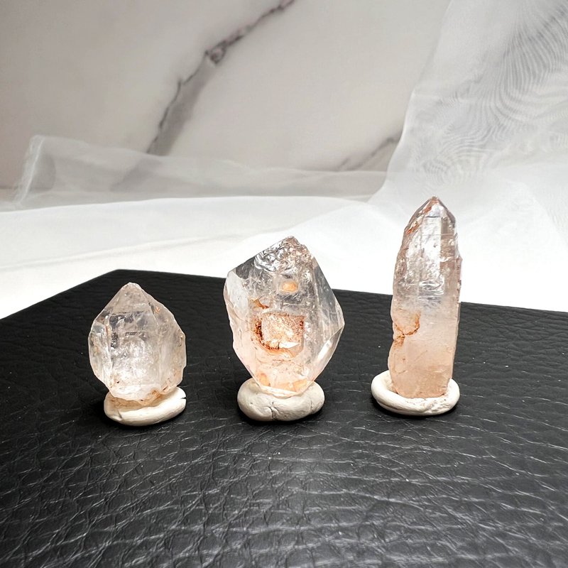 窗戶。 療愈  一圖一物 擺件 淨化 原礦 l 紅泥骸骨水晶 組合 l - 擺飾/家飾品 - 水晶 