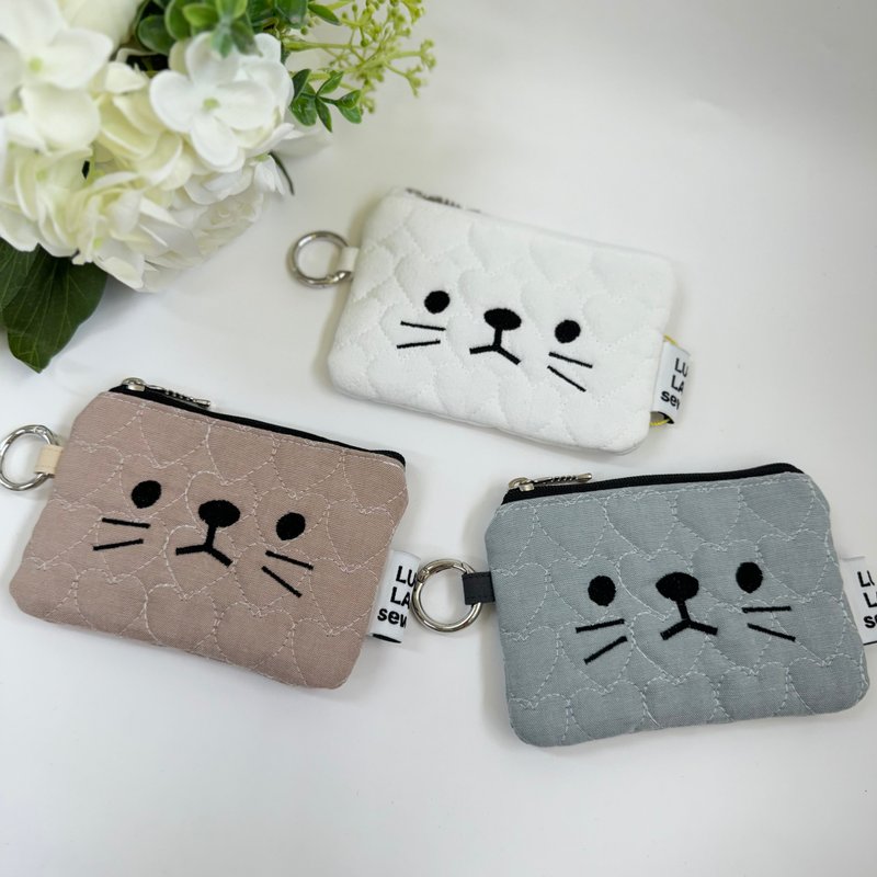 Cat Face Embroidery Coin purses small heart - กระเป๋าใส่เหรียญ - ผ้าฝ้าย/ผ้าลินิน สีเทา