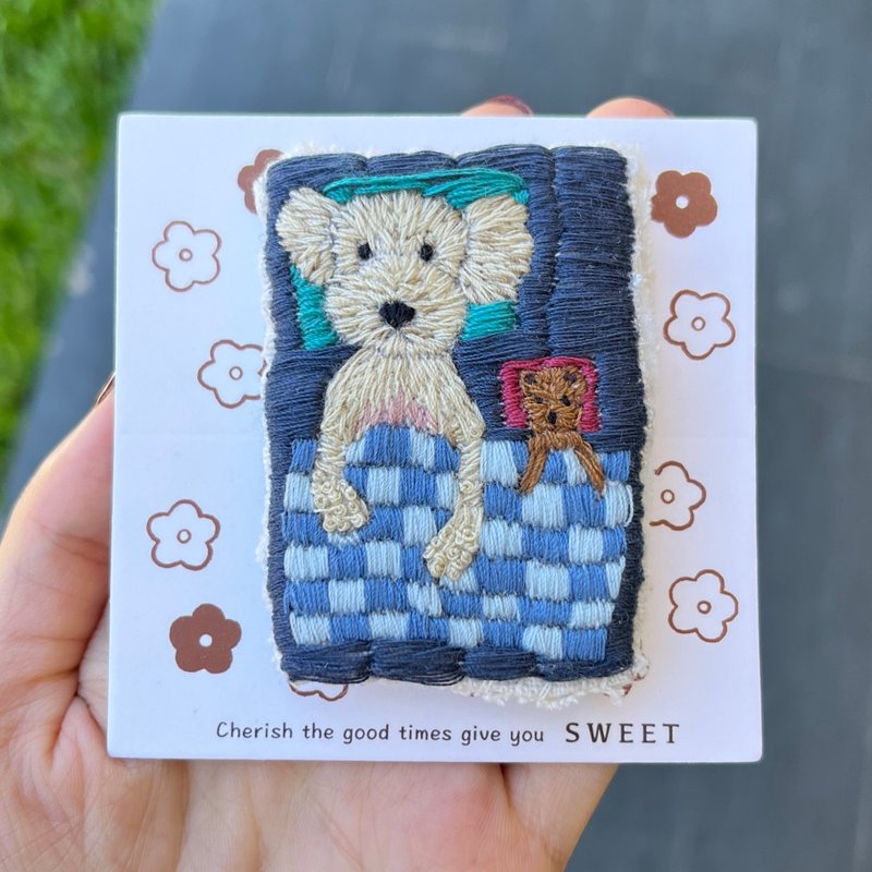 Sleepy Dog Handmade embroidery brooch - เข็มกลัด - ผ้าฝ้าย/ผ้าลินิน สีน้ำเงิน