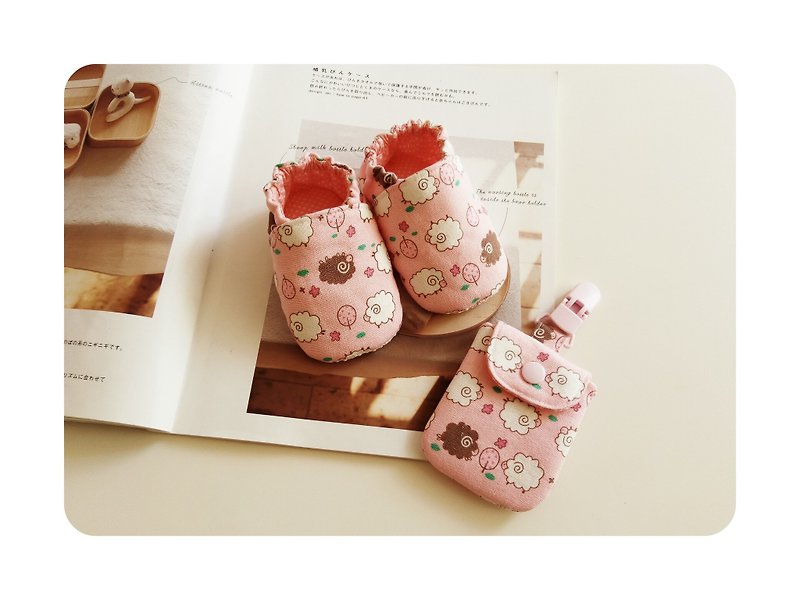 粉粉羊咩咩彌月禮物 生日禮物  嬰兒鞋+平安符袋 11/12 - 滿月禮物 - 棉．麻 粉紅色