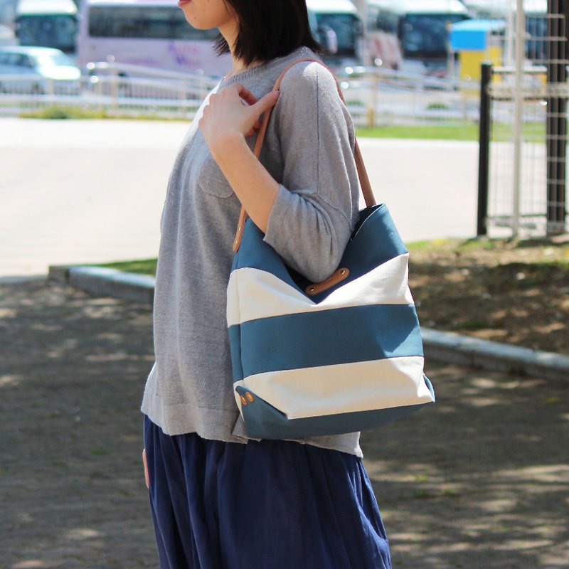 vacances: Blue gray Kurashiki canvas border bag - กระเป๋าถือ - ผ้าฝ้าย/ผ้าลินิน สีน้ำเงิน