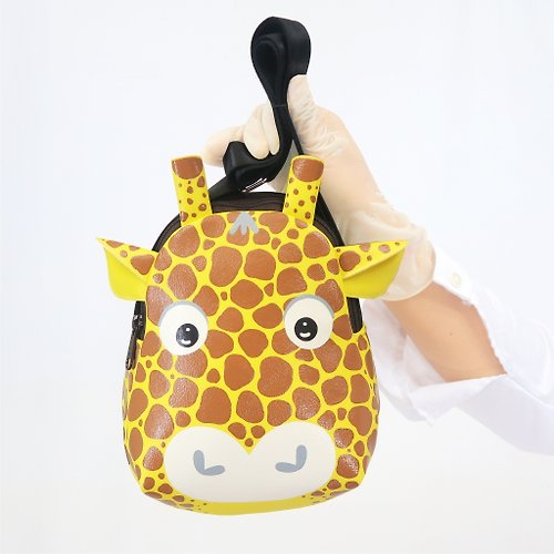 pipo89-dogs-cats Giraffe crossbody bag is compact fro carrying mobile phones.