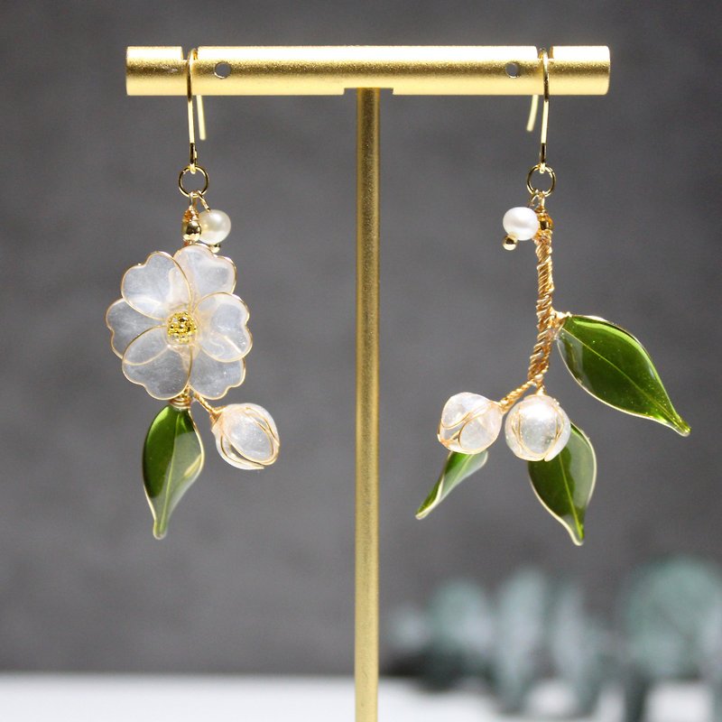 [Streaming Flower Earrings] White Asymmetric Earrings Bronze Resin Gift Earrings/ Clip-On - Earrings & Clip-ons - Resin White