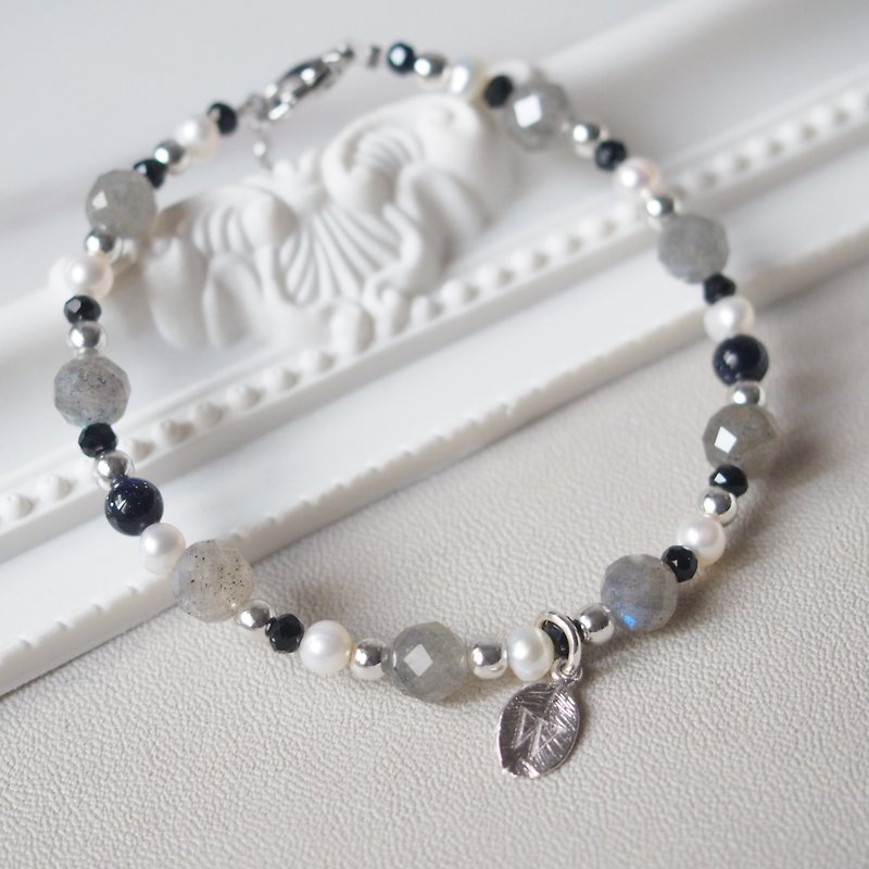 Alphabet | Gray Labradorite Natural Small Pearl Blue Sandstone Crystal Bracelet Bracelet Customized Gift - สร้อยข้อมือ - คริสตัล สีเทา