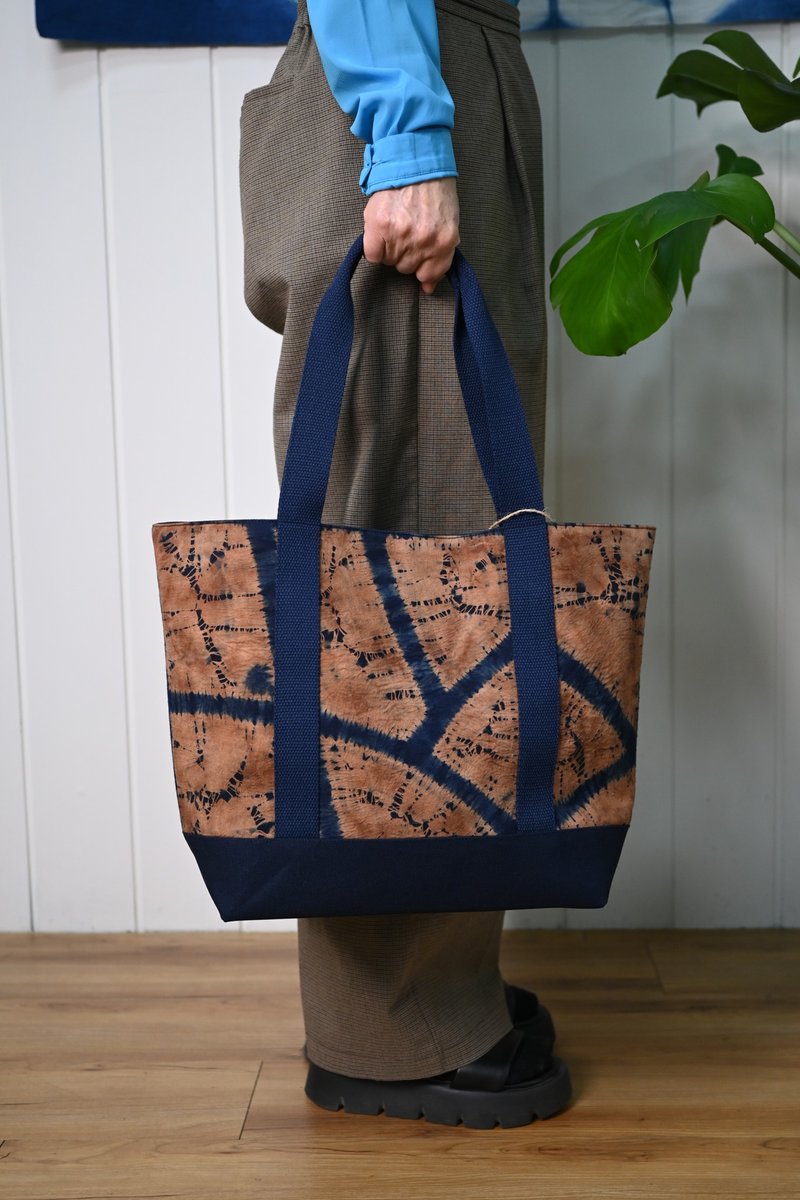 藍染托特包-兒茶染裂紋系列-稻田 - 手提包/手提袋 - 棉．麻 藍色