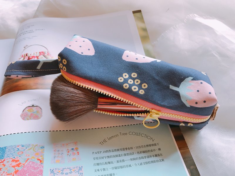 鉛筆盒/筆袋/筆盒/化妝包/吐司包-粉紫草莓 - 筆盒/筆袋 - 棉．麻 紫色